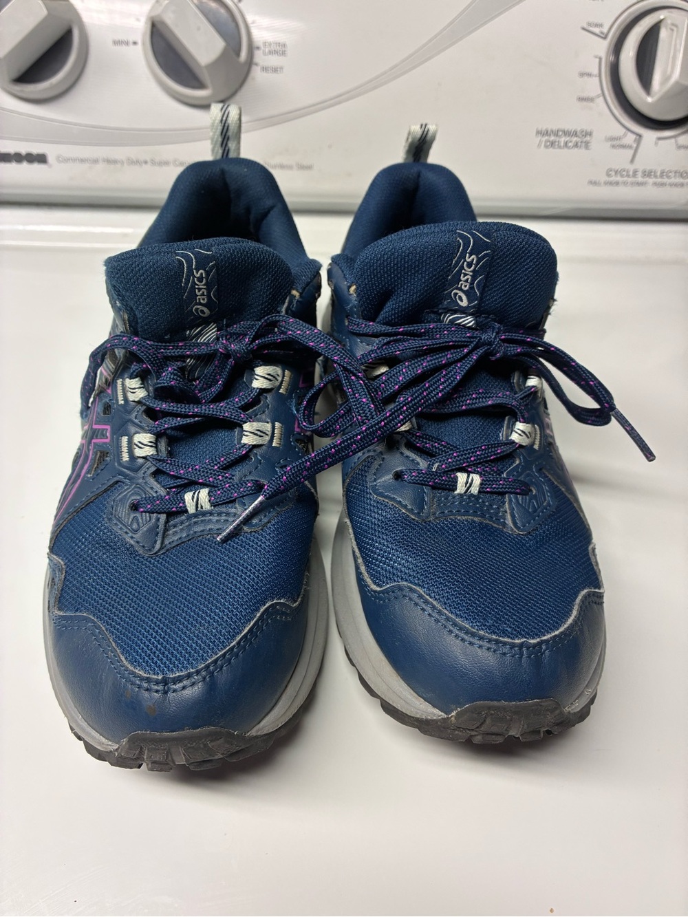 Women’s ASICS - Picture 2 of 7